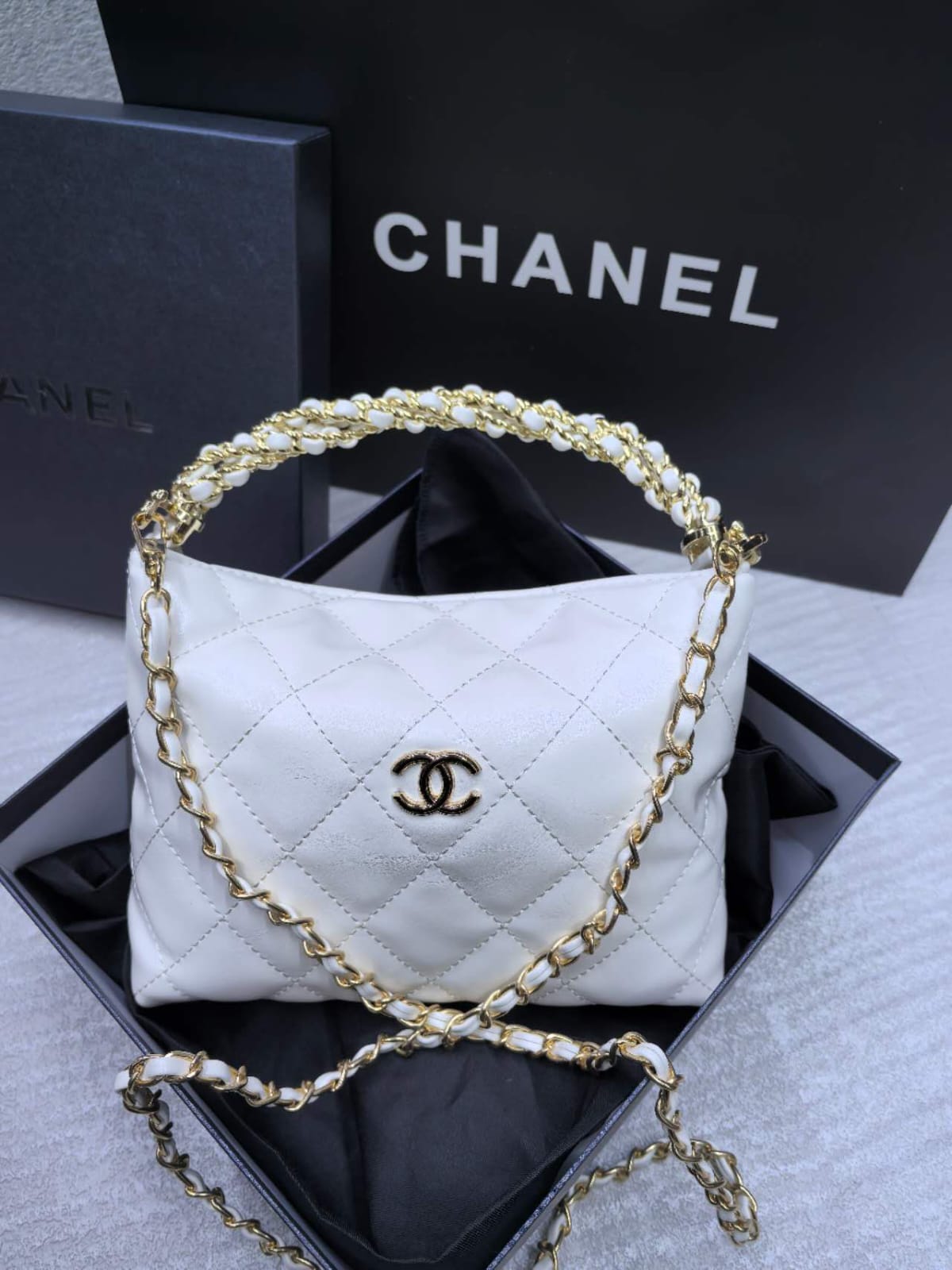 Chanel - matelasse chain shoulder handbag