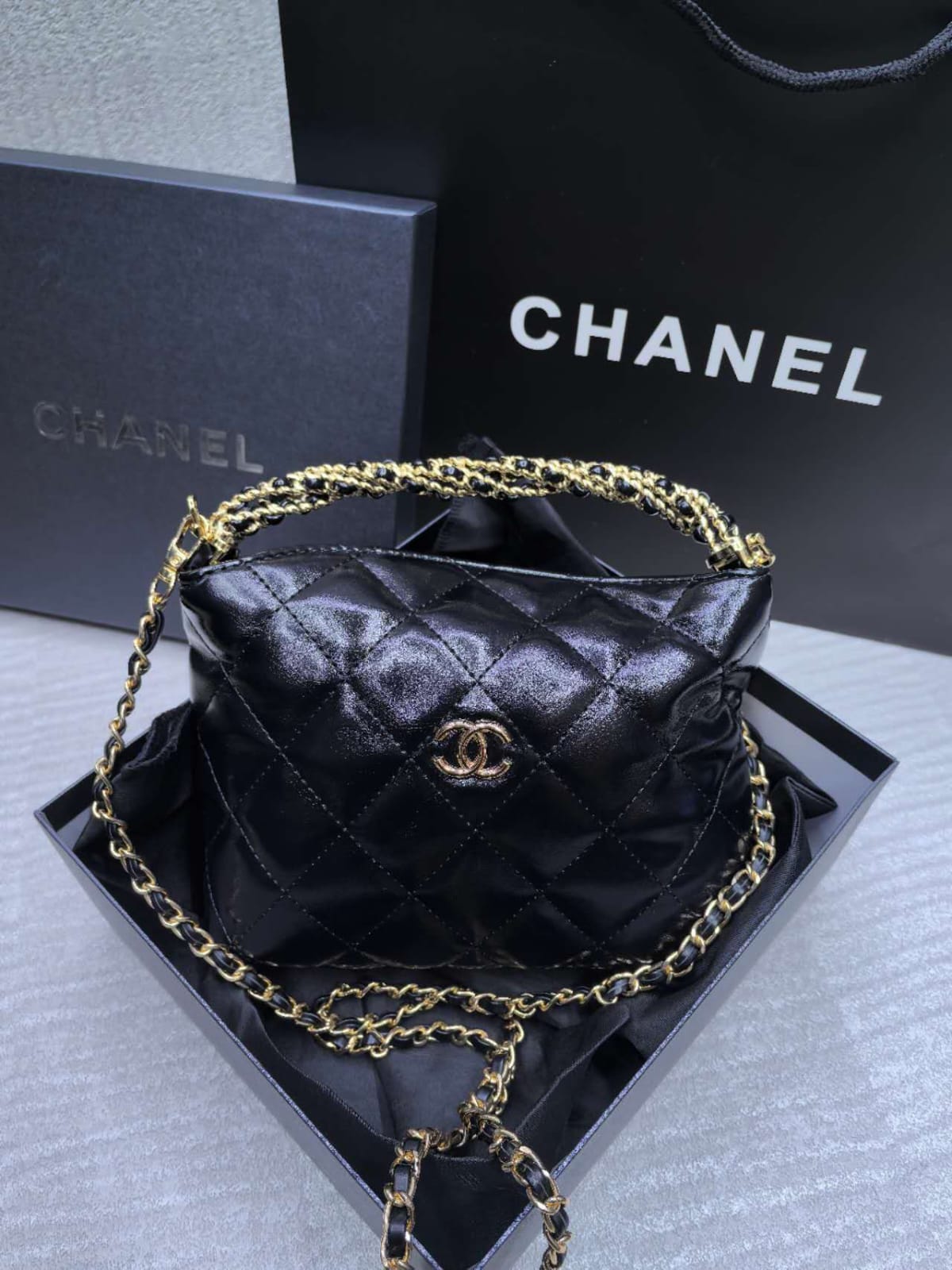 Chanel - matelasse chain shoulder handbag