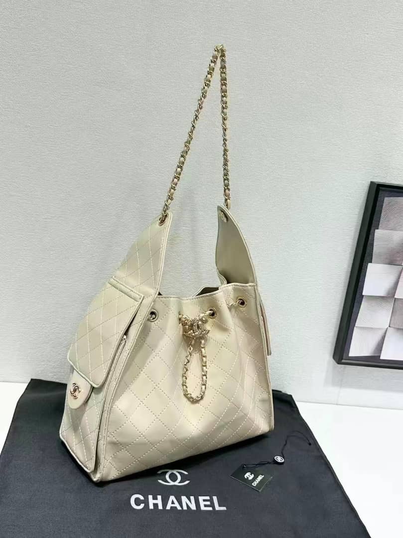 Chanel 25 hobo bag